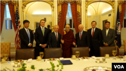 6月14日，美國國會參議院外交關係委員會在國會山歡迎達賴喇嘛，之後他們舉行了會談​​。