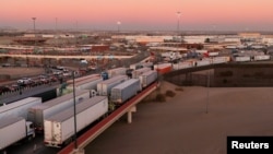 鑑於特朗普很快就會徵收新關稅，貨車在墨西哥華雷斯城的薩拉戈薩-伊斯萊塔過境橋排隊等候進入美國。 (路透社：2025年1月31日)