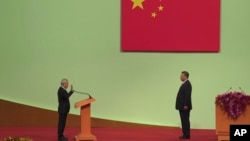 2024年12月20日在慶祝澳門主權移交25週年大會暨第六屆特區政府就職典禮上，澳門新任特首岑浩輝面對中國領導人習近平宣誓就職。