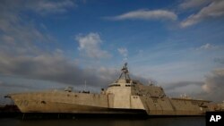 美國近海戰艦吉福茲號（USS Gabrielle Giffords）20日航行到美濟礁12海里內。