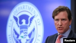 资料照片:时任美国网络国土安全部副部长的克雷布斯在弗吉尼亚州阿灵顿对记者们讲话。(2018年11月6日)