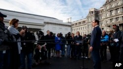 美国财政部长姆努钦（Steve Mnuchin）2018年12月3日在白宫对记者谈论对华贸易谈判。