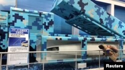 一名參觀者在廣東珠海航空展上觀看新型地對艦CM-401導彈系統。（2018年11月8日路透社） 