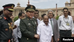 中国国防部长梁光烈和印度国防部长安东尼在新德里会晤后握手(2012年9月4日)