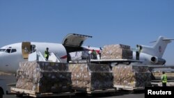 11月25日大量援助物資，運送食品、含氯消毒片和治療腹瀉、霍亂藥品的飛機正抵達也門。