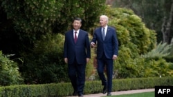美国总统拜登和中国国家主席习近平在加利福尼亚州伍德赛德举行会晤后一起散步。（资料照片，2023年11月15日）
