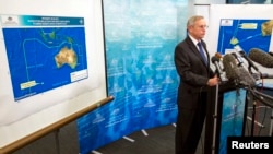 澳大利亞官員回答記者有關懷疑失蹤客機殘骸物體的提問