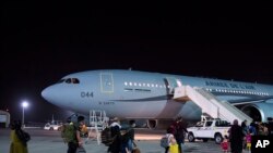 从阿富汗撤出的法国人和阿富汗人在阿布扎比登上法国军用飞机飞往法国（2021年8月26日）