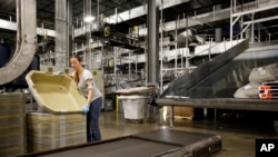 一位UPS僱員在美國肯塔基州路易斯維爾的UPS世界港樞紐工作 (資料圖片)