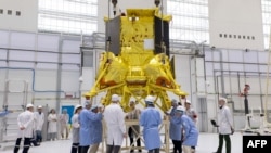 แฟ้มภาพ: ภาพที่หน่วยงานด้านอวกาศ 'รอสคอสมอส' ของรัสเซียเผยแพร่ออกมาเมื่อวันที่ 13 ก.ค. 2023 แสดงให้เห็นยานอวกาศลูนา-25 ที่ท่าอวกาศยานในแคว้นอามูร์