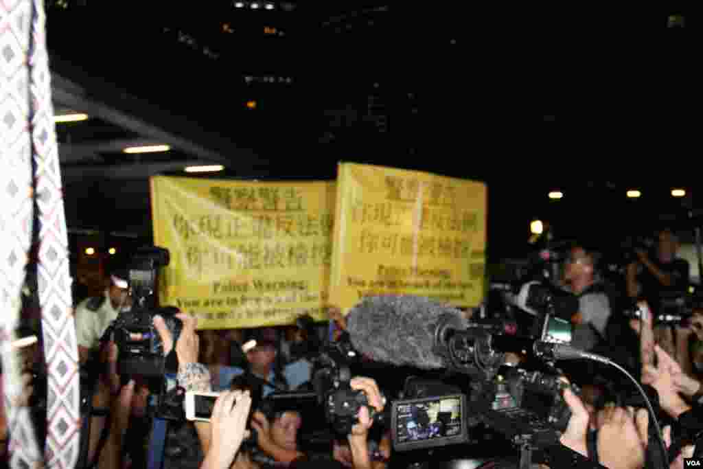 学联发起抗议梁振英拒绝对话公民抗命游行和留守礼宾府（美国之音图片/海彦拍摄）