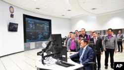 ໃນຮູບທີ່ເຜີຍແຜ່ໂດຍການໄຟຟ້າຂັ້ນແຂວງຂອງໄທ, ສະແດງໃຫ້ເຫັນຮອງນາຍົກລັດຖະມົນຕີ ແລະລັດຖະມົນຕີກະຊວງພາຍໃນຂອງໄທ ທ່ານ ອານຸທິນ ຊານວິຣາກຸນ ທໍາການມອດການສະໜອງກະແສໄຟຟ້າ ໄປຍັງ 5 ຂົງເຂດຊາຍແດນລະຫວ່າງ ໄທ-ມຽນມາ, ໃນບາງກອກ, ປະເທດໄທ, ວັນທີ 5 ກຸມພາ 2025.