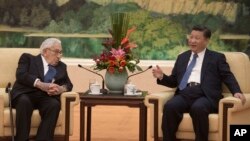 2016年12月2日美國前國務卿基辛格在北京人民大會堂與中國國家主席習近平見面資料照。