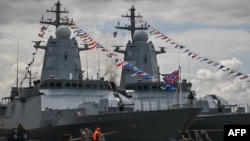 俄羅斯海軍輕型護衛艦「俄聯邦英雄阿爾達爾∙齊堅札波夫號」和「雷茲基號」停靠在印尼泗水市丹戎佩拉港北賈姆魯德碼頭，參加為期五天的聯合軍演。(2024年11月4日)