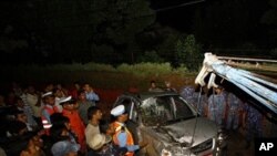 救援人員星期天地震發生後在尼泊爾災區救災