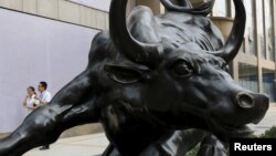 中国北京金融区一家投资公司门前的牛雕塑。（2015年7月10日）