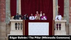 资料照片：新教宗良十四世在当选后不久向聚集在圣伯多禄广场(又译圣彼得广场)人群挥手致意。(2025年5月8日)