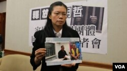 李明哲的妻子李淨瑜2017年3月向媒體展示李明哲以往活動的照片 (資料照片)