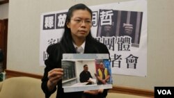 李明哲的妻子李淨瑜2017年3月向媒體展示李明哲以往活動的照片。(資料照片) 