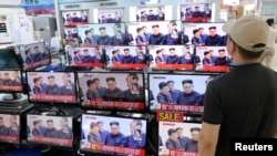 一名南韓人2017年9月3日在首爾的一家電器商店內觀看北韓核試驗的新聞