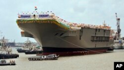 印度自行建造的航母8月12日下水後停靠在科欽造船廠的船塢