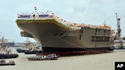 印度自行建造的航母8月12日下水後停靠在科欽造船廠的船塢