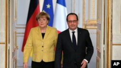 德國總理默克爾和法國總統奧蘭德2月20日抵達巴黎愛麗舍宮舉行記者招待會。