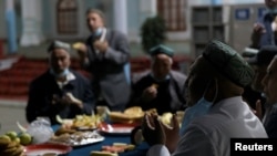 新疆和田加滿清真寺的一名伊瑪目在齋月期間帶領維吾爾信眾祈禱。（2021年4月29日