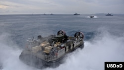 日本沖繩 (2012年11月5日) 美軍氣墊登陸艇剛剛駛離從兩棲攻擊艦﹐為開往沖繩白灘的海軍陸戰隊運送設備。美日聯合軍演11月5日開始日本各地鋪開﹐約5萬軍人參加﹐為期12天。