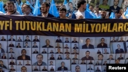 維吾爾人在土耳其首都伊斯蘭堡集會抗議中國在新疆的迫害人權的行為。（2022年5月26日）