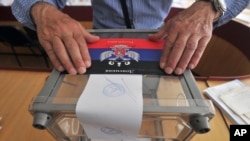Indian artist Sudarsan Pattnaik works on a sand sculpture depicting drowned Syrian boy Aylan Kurdi, 3, at Puri beach, some 65 kilometers away from Bhubaneswar.&nbsp; Photos of the child&#39;s lifeless body, lying on a beach in Bodrum, Turkey, have triggered a wave of emotion across the continent, despite deep divisions among European governments on how to deal with the crisis.