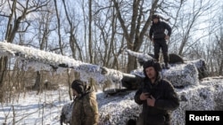 战斗在乌克兰顿涅茨克州巴赫穆特前线附近的乌克兰第17独立坦克旅的军人和他们的T-64坦克.(2023年2月23日)