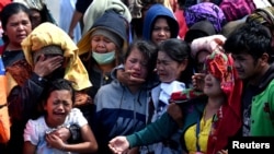 印尼苏门答腊岛一艘渡轮沉没后遇难者亲属悲痛欲绝 - 资料照片