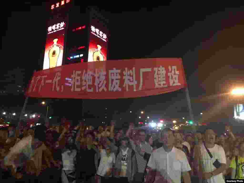 連雲港數以千計市民抗議核廢料處理廠(網絡圖片)