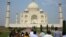 印度的标志性建筑泰姬陵每年吸引数以百万计的游客。
