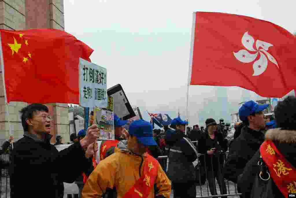 親建制集會人士高舉標語，形容反對大陸自由行的集會人士是「漢奸」