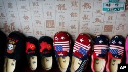 北京一家商店展示的中國製造的顯示中國地圖和美國國旗的童鞋 (資料圖片)