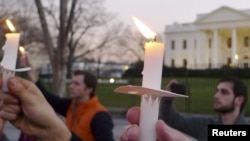 禁枪法案的支持者在去年康州发生小学校园枪击案后在白宫前集会