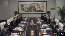 9月25日2012年，中国外交部副部长张志军(左三)与日本外务事务次官河相周夫(右三)在北京商讨钓鱼岛争端