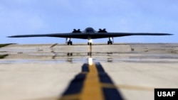 一架從密蘇里州的惠特曼空軍基地起飛的B-2隱形轟炸機在關島的安德森空軍基地降落。 （2005年4月25日）