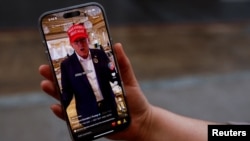 美國華盛頓一名女子手持智慧型手機顯示TikTok app的@realdonaldtrump 頁面。 （2025年1月19日）