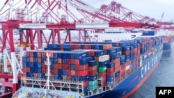 3月4日，一艘貨櫃船停靠中國山東省青島港。