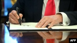 美國總統特朗普宣布3月4日起對中關稅再加10% 中方威脅採取反制措施。 (法新社：2025年2月25日)