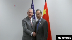 美国国务卿蒂勒森和中国外长王毅星期五（2月17日）在德国波恩首次会晤。（视频截图）