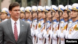 美國國防部長埃斯珀2019年11月19日訪問越南檢閱儀仗隊。（路透社） 