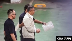 資料照：台灣民眾黨主席、前台北市長柯文哲因涉貪腐案2024年9月5日再度被警方羈押前往一輛開往拘押中心的警車。