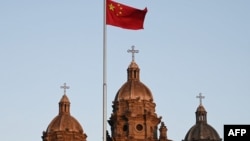 一面中國國旗在北京王府井天主教堂前飄揚。 （2020年10月22日）