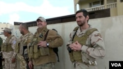 美国退伍老兵在伊拉克与基督教民兵在一起。（2016年3月30日）