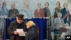 2024年3月16日，週六，俄羅斯聖彼得堡舉行總統選舉，人們在一所學校的投票站檢查選票。