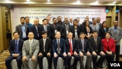 美台全球合作暨訓練架構“提升亞太寬頻普及率及縮短數位落差”工作坊參與成員（美國之音張佩芝拍攝）